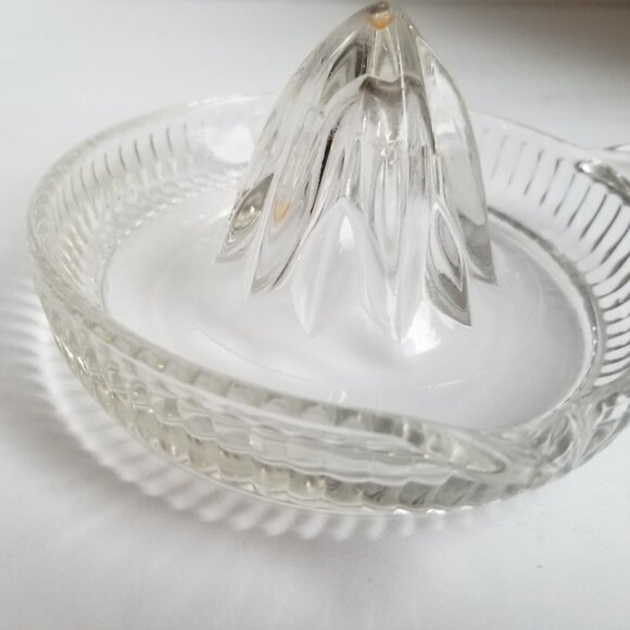 Vintage Clear Ribbed Glass Juicer Reamer 6" x 5.5" Citrus L9 - Picture 6 of 11